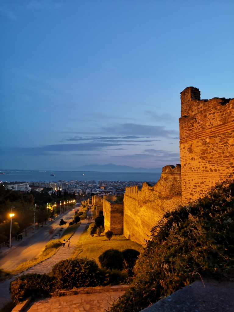 Foto von Thessaloniki bei Nacht