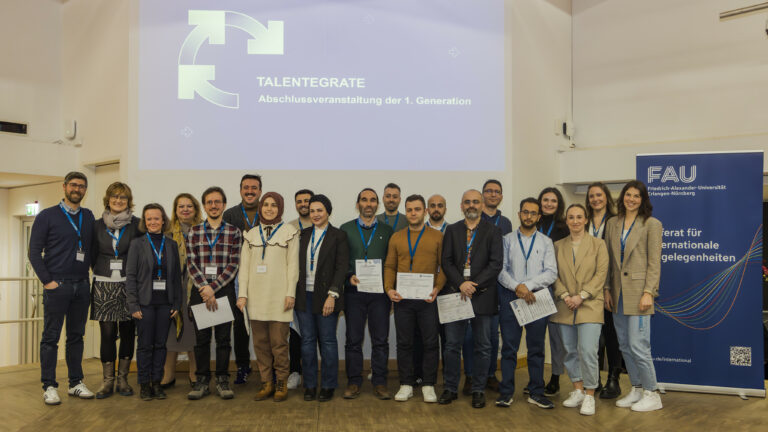 Projekt InTAK feiert erste Absolvent/-innen